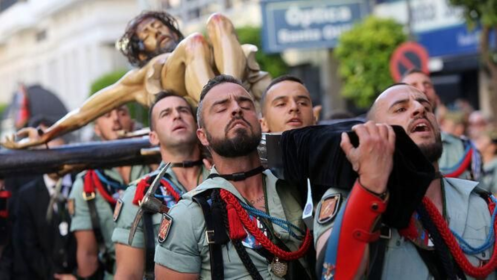 Así fue la procesión del Cristo de la Vera+Cruz acompañado por la Legión en el año 2019