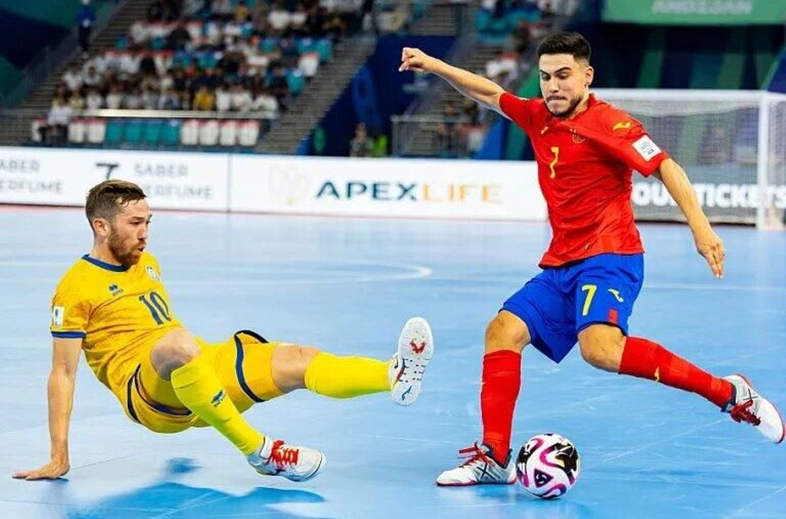 El ala almeriense trata de sortear la entrada de un rival durante el choque frente a Kazakistán.