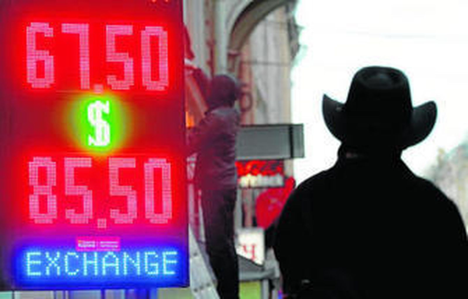 Un hombre pasa por delante de una oficina de cambio de divisas en Moscú.