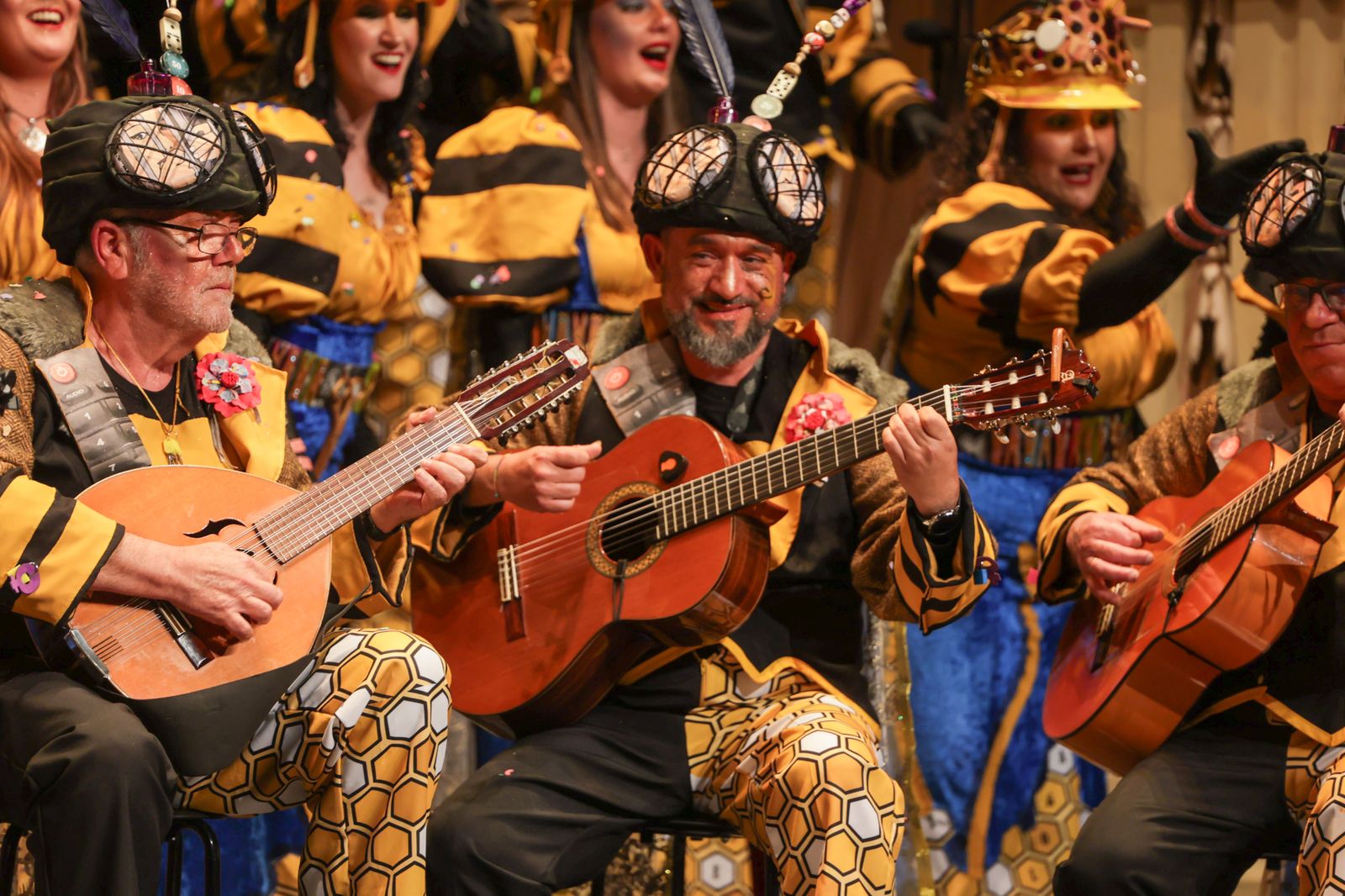 Imágenes de la actuación del coro de Huelva "La Rendición de los Bribones" en el Carnaval Colombino