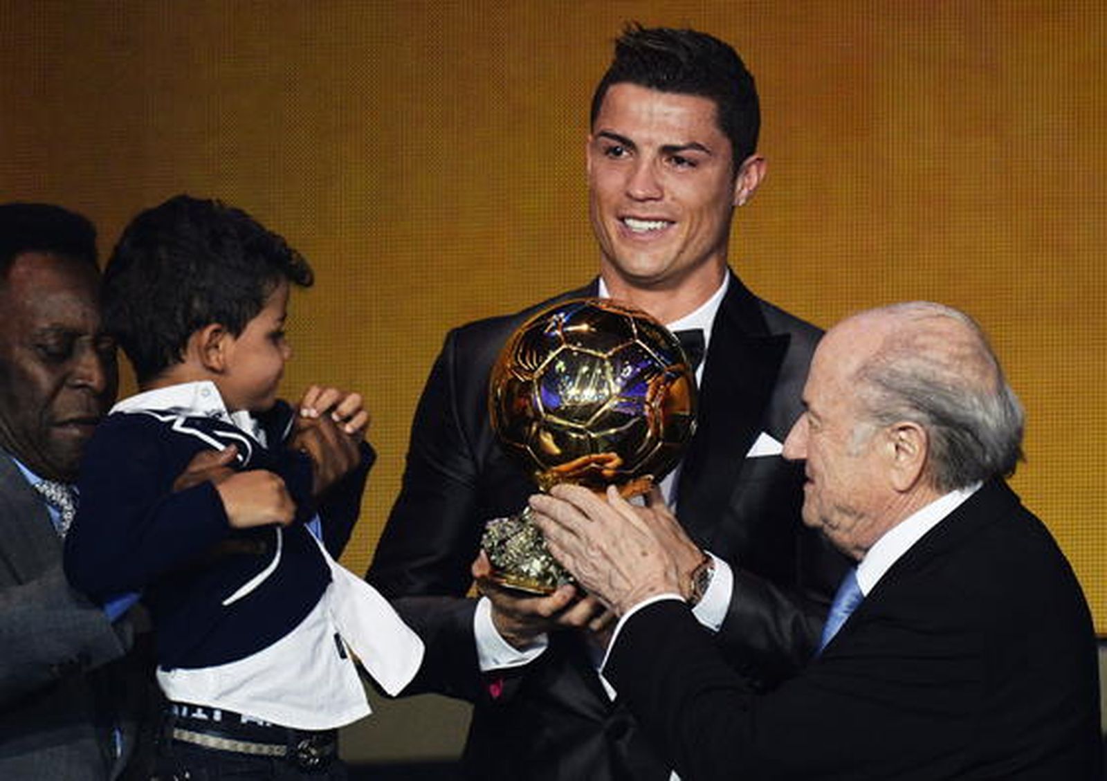 Cristiano Ronaldo, junto a su hijo y Joseph Blatter

Foto: EFE