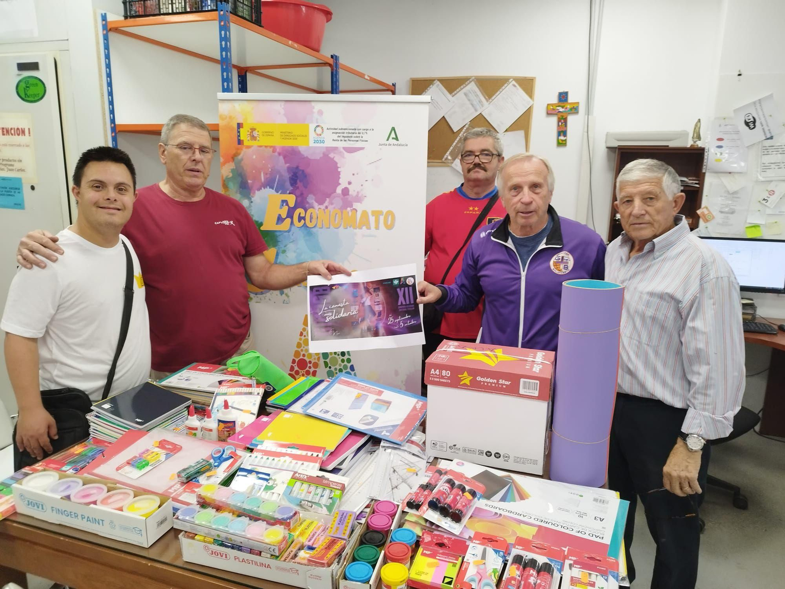 El presidente de GmasB posa junto a todo el material recaudado