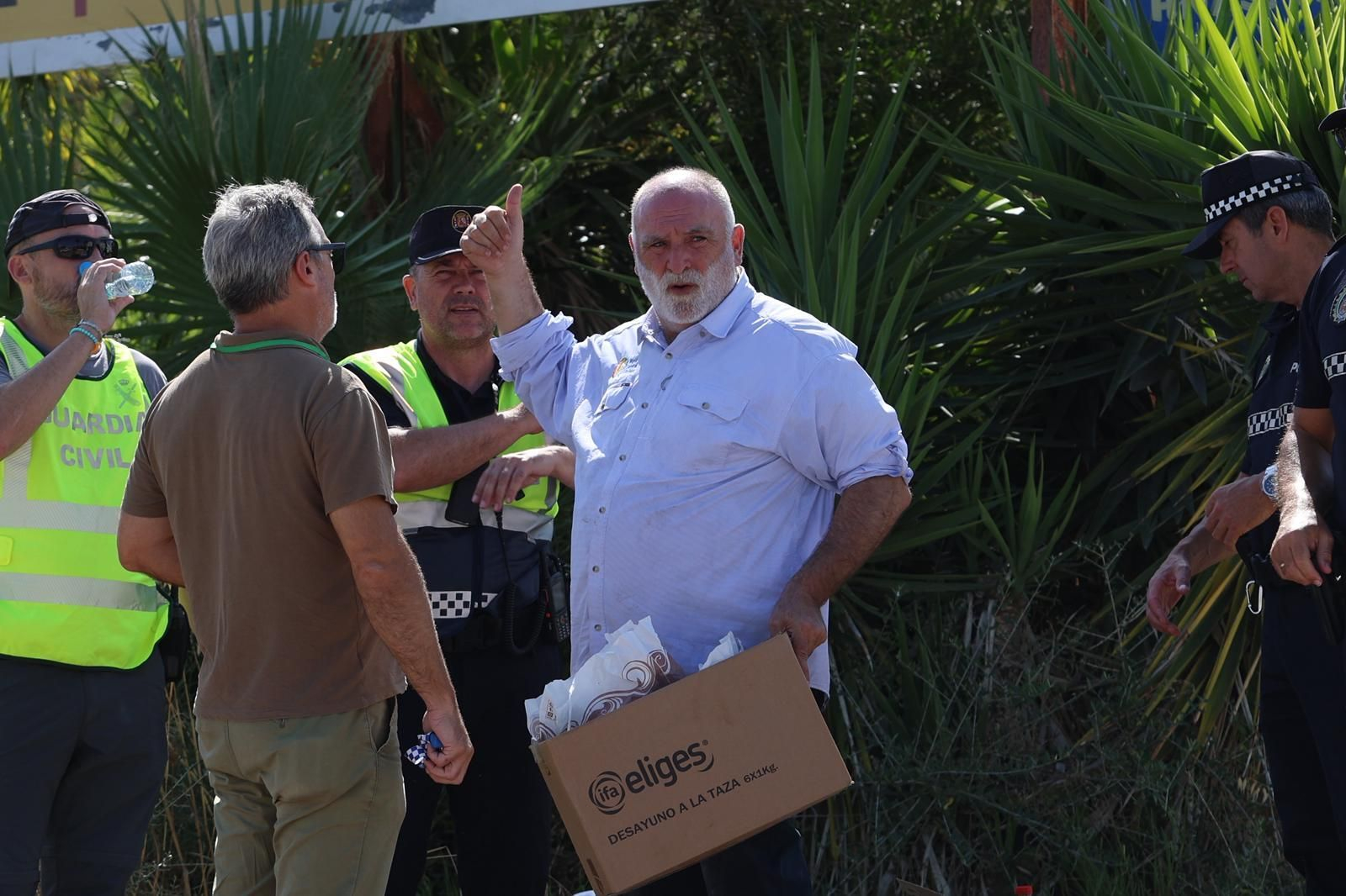 El chef José Andrés proporciona agua y bocadillos a los agentes desplegados en Tarifa. El chef José Andrés proporciona agua y bocadillos a los agentes desplegados en Tarifa.