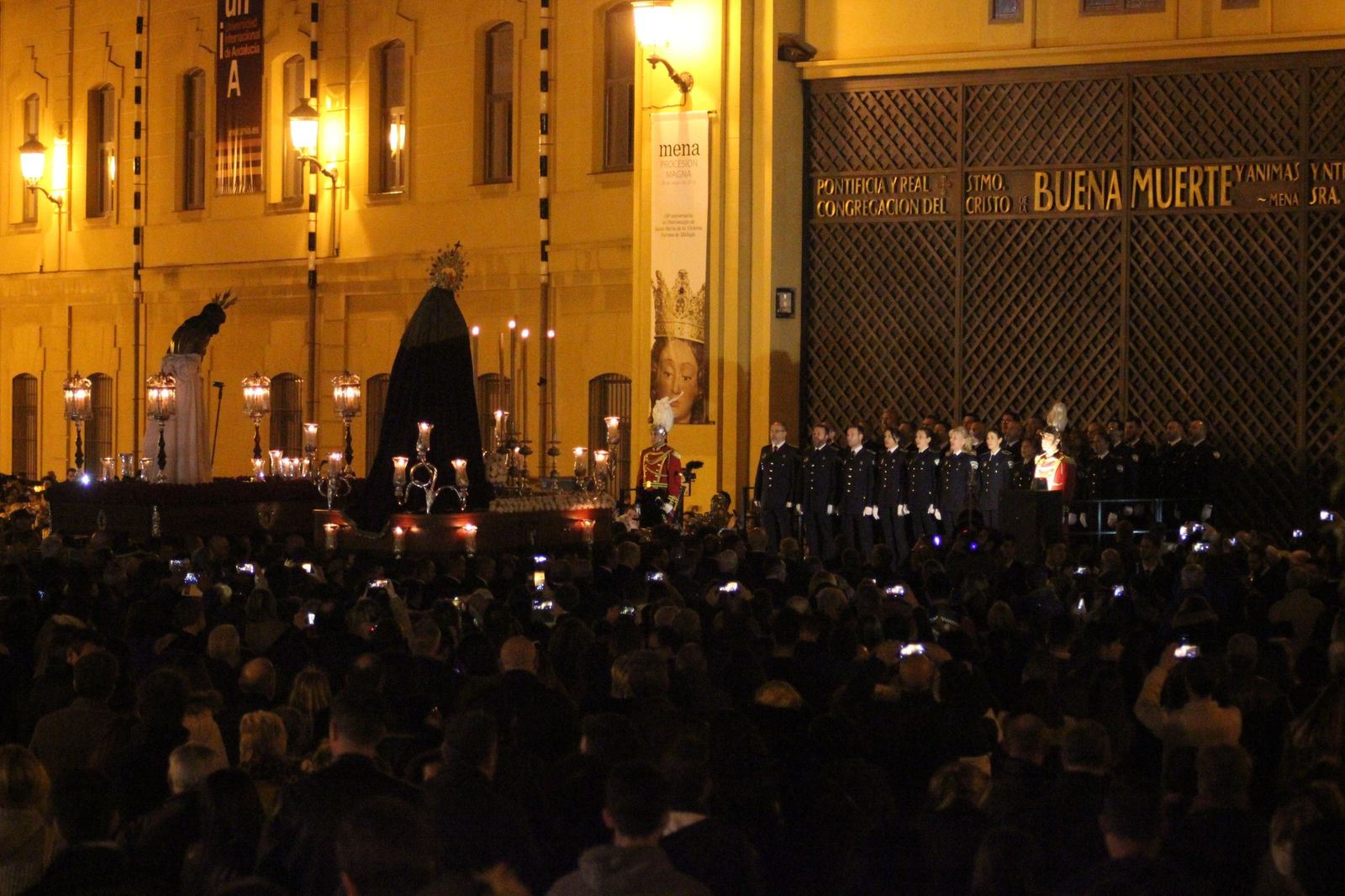 La Policía Local canta su himno en el traslado de la Estrella.