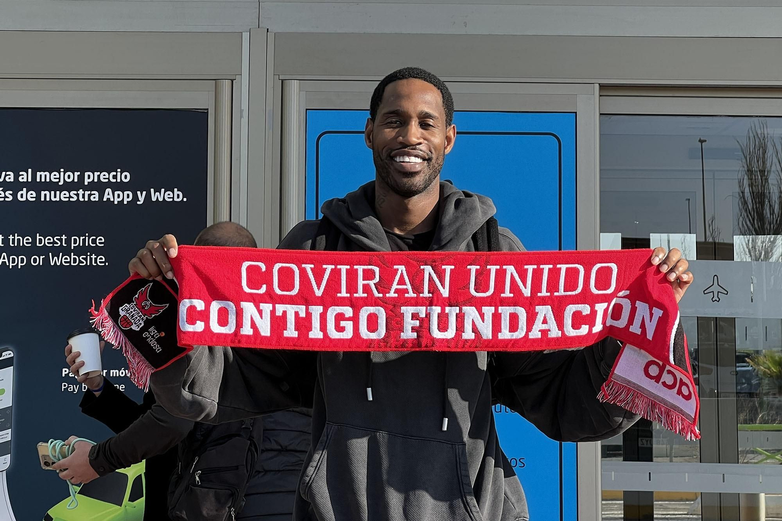Will Barton posa con la bufanda del Covirán Granada.