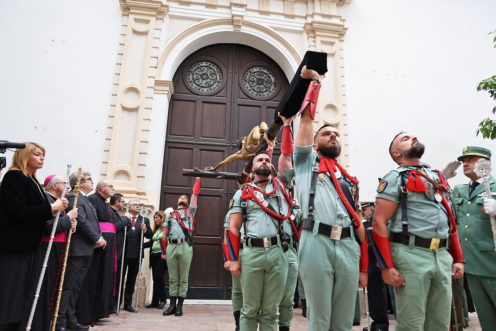 Las mejores imágenes del Sábado de Pasión en Huelva: La Legión con el Cristo de la Vera+Cruz
