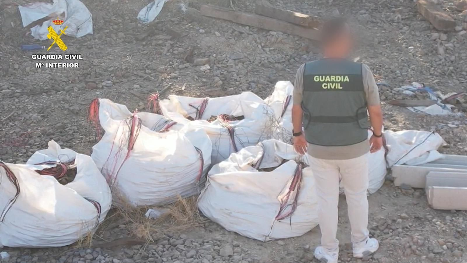 Material incautado por la Guardia Civil junto a la vía del tren.