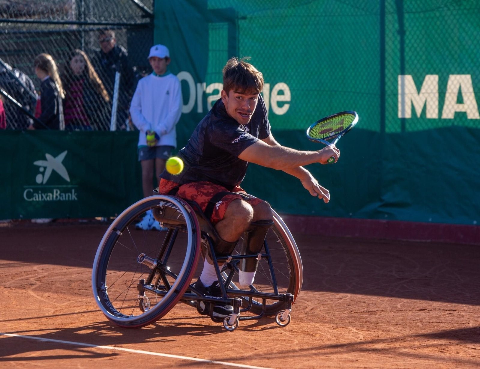 Martín de la Puente, que luchará por su octavo título de campeón de España, golpea la bola de revés en las semifinales en Pineda.