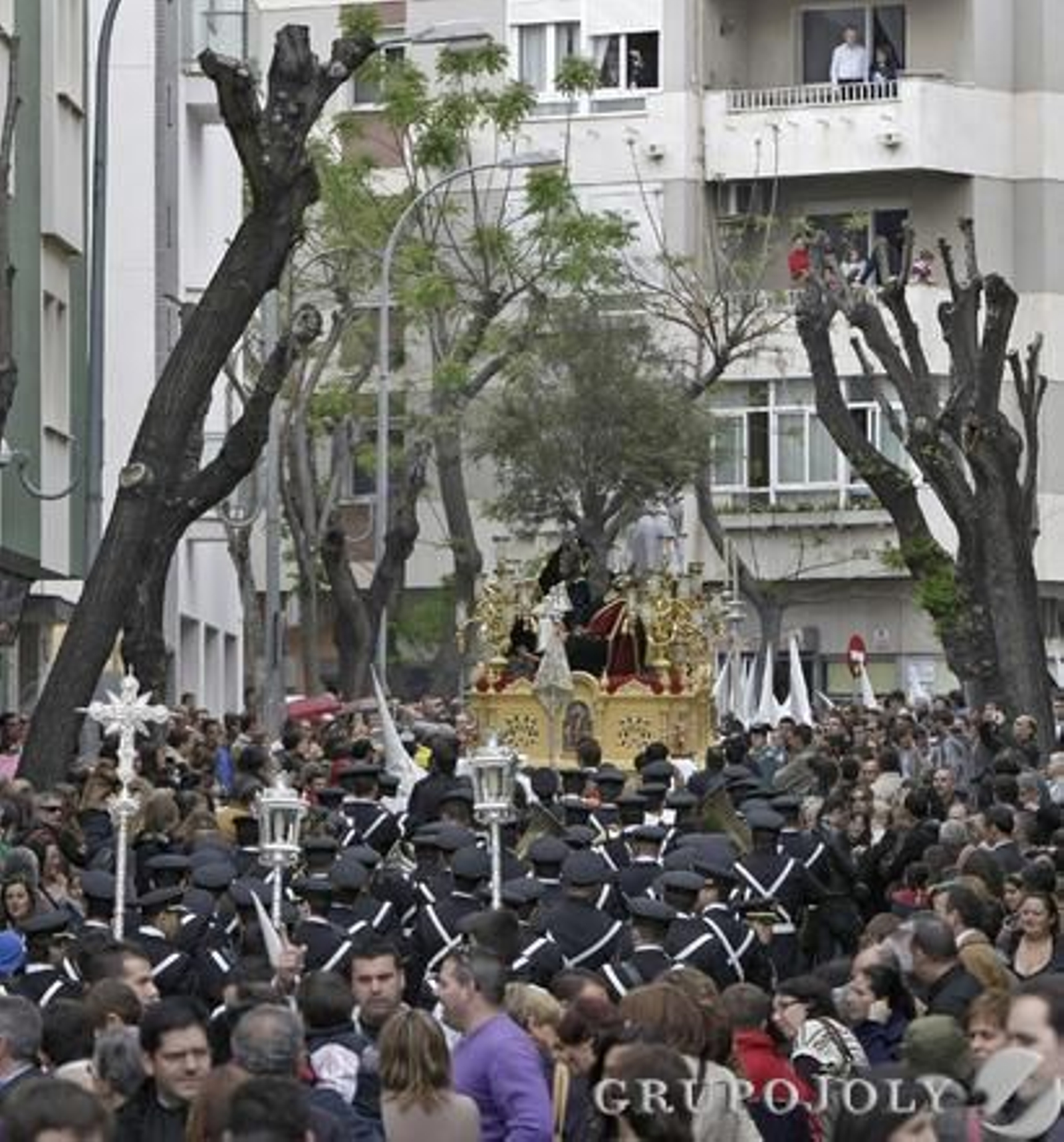 La Oración en el Huerto sale pero se ve obligada a volver a su templo a causa de la lluvia.

Foto: Julio Gonzalez