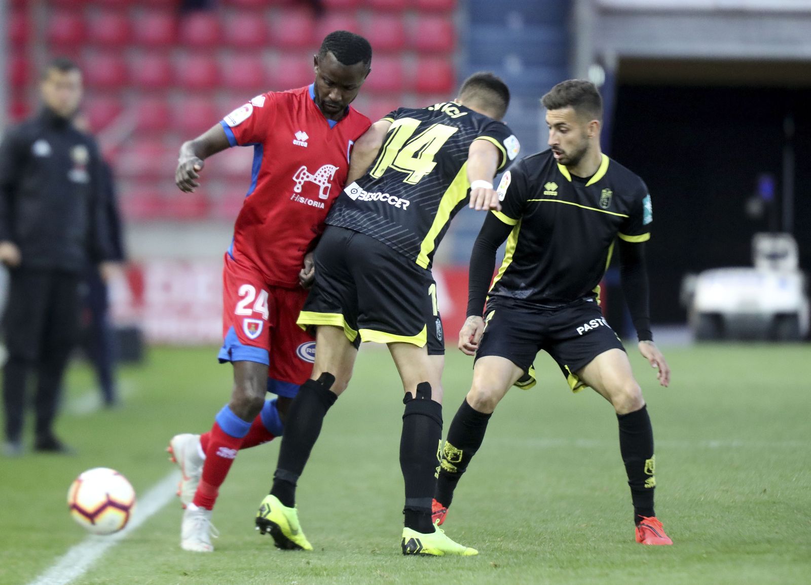 Fede Vico y Vadillo presionan a un rival