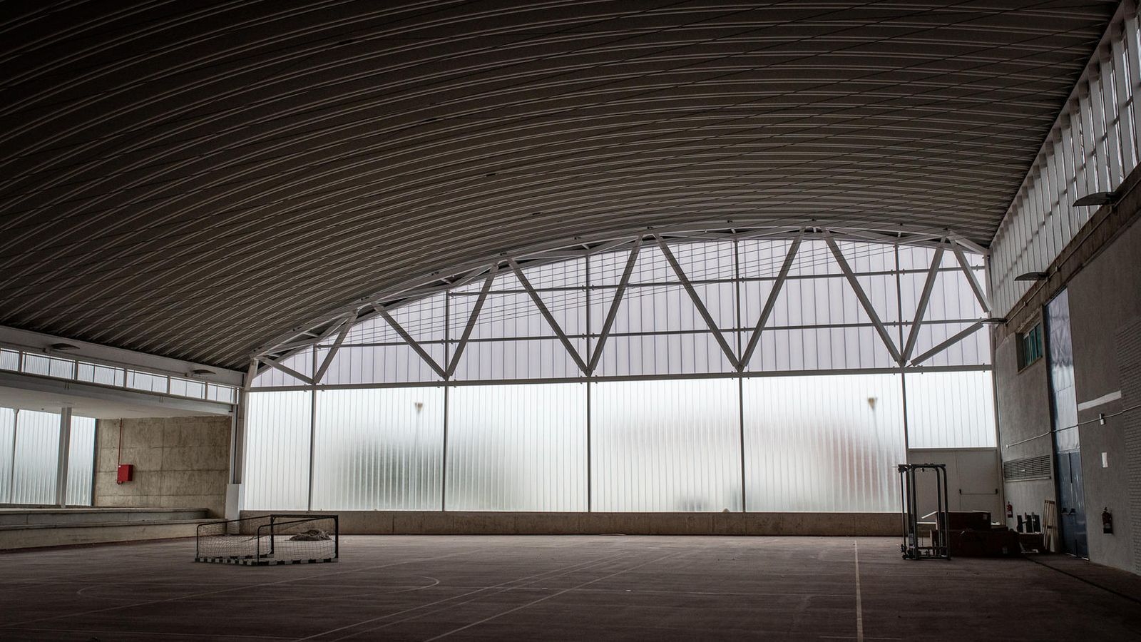 La pista antes semicubierta ya luce el arco que la recubre.