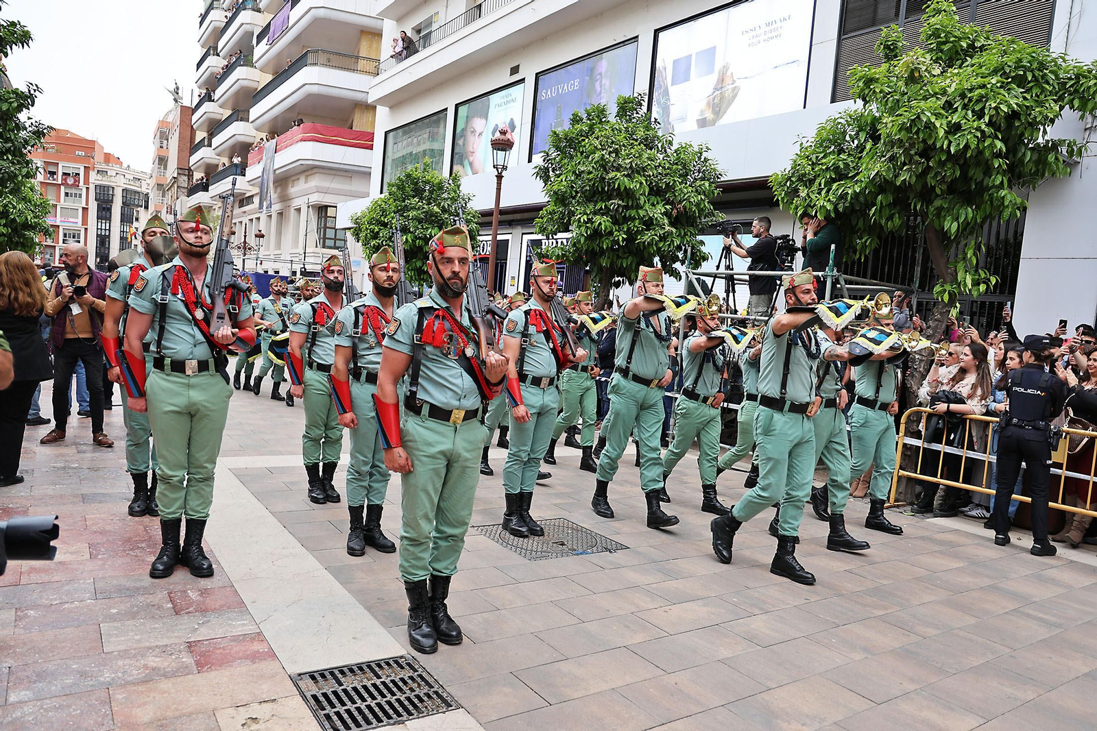 Las mejores imágenes del Sábado de Pasión en Huelva: La Legión con el Cristo de la Vera+Cruz