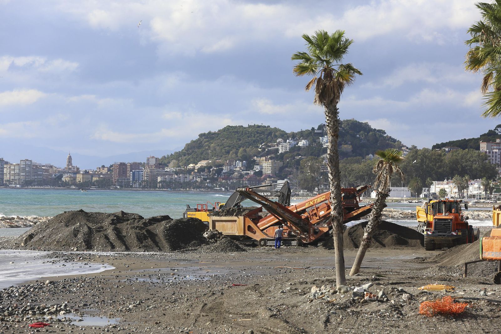 Una máquina trabaja retirando arena del arroyo Jaboneros.