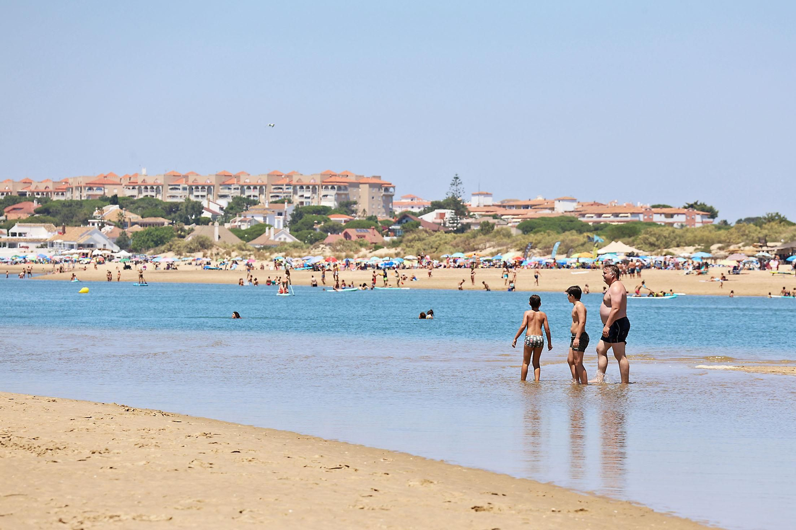 Ambiente en las playas de Huelva en la mañana de domingo
