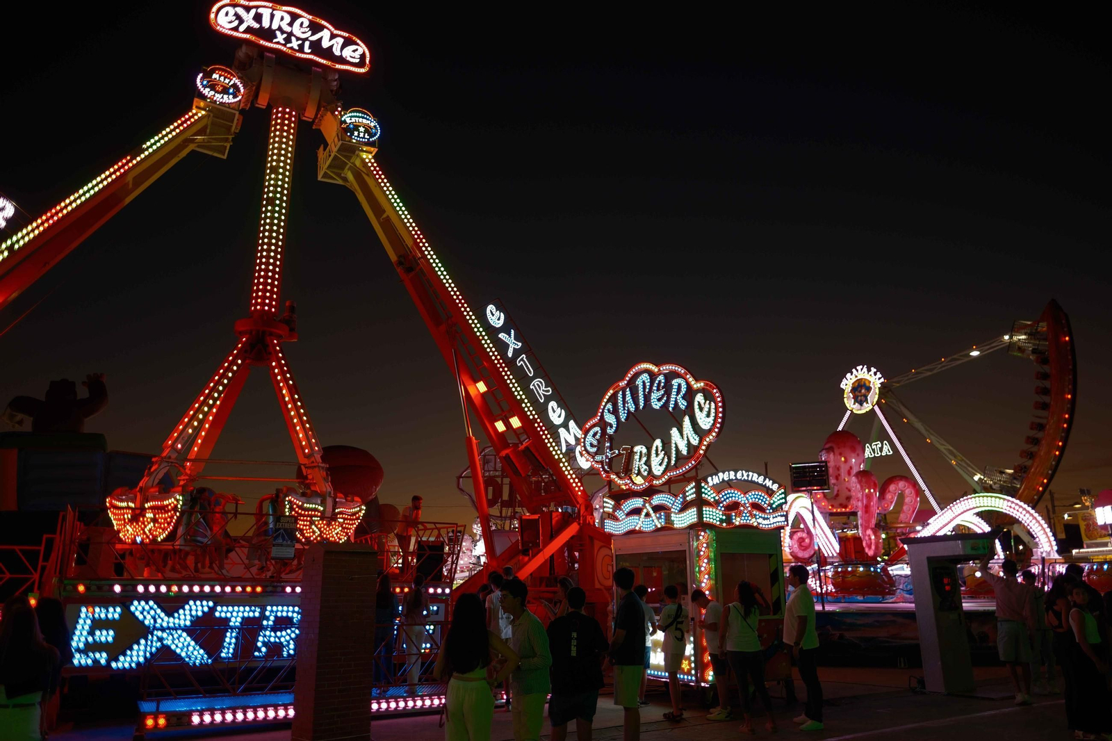 Atracciones de feria en funcionamiento