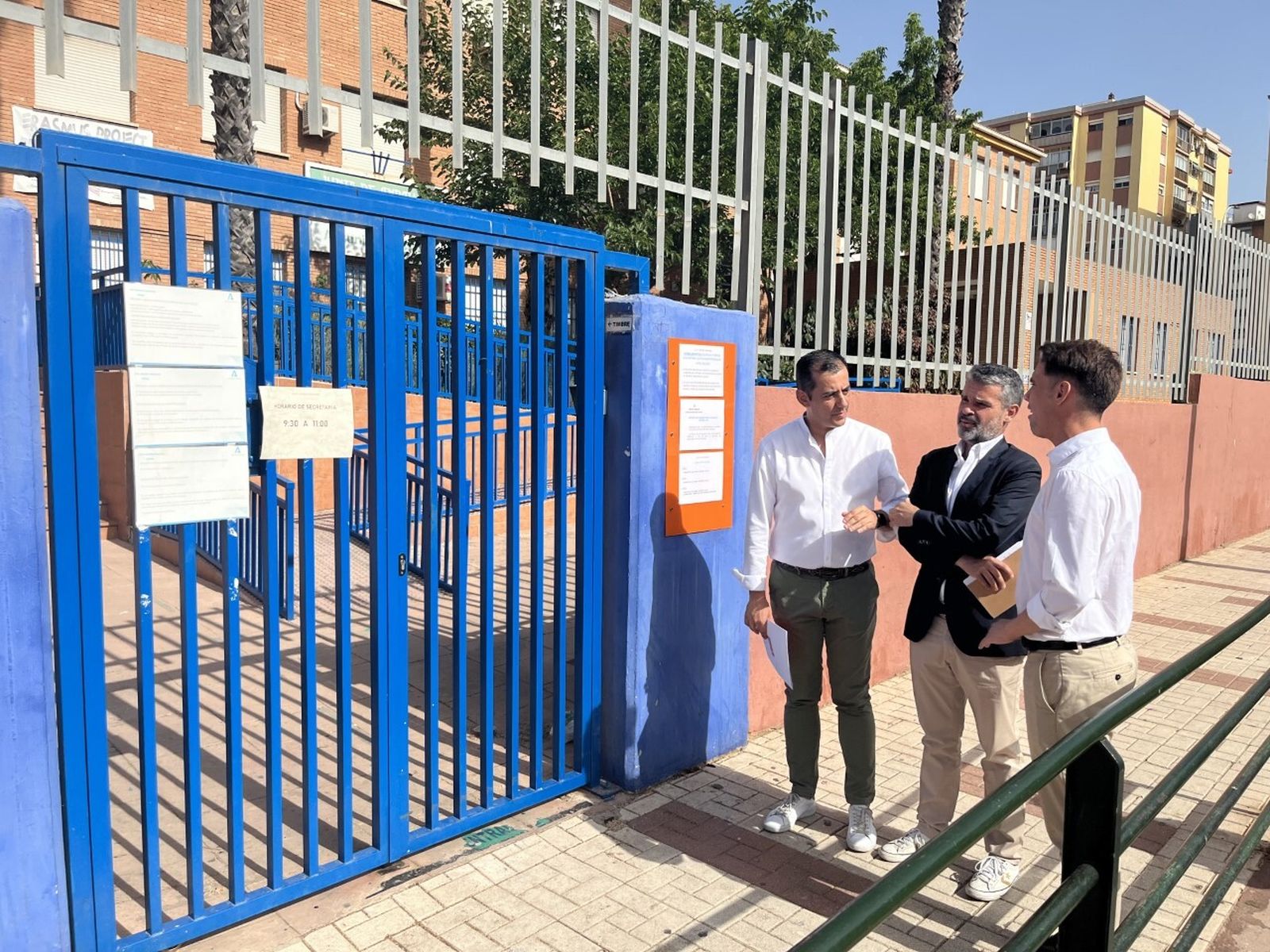 Orellana, Bernal y Viruel en la puerta del colegio Antonio Machado.