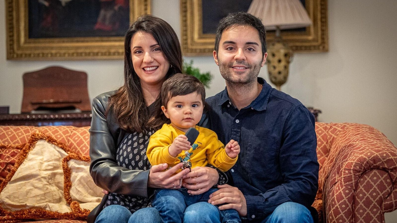 La pareja, junto a su hijo, en la sede de Diario de Cádiz.