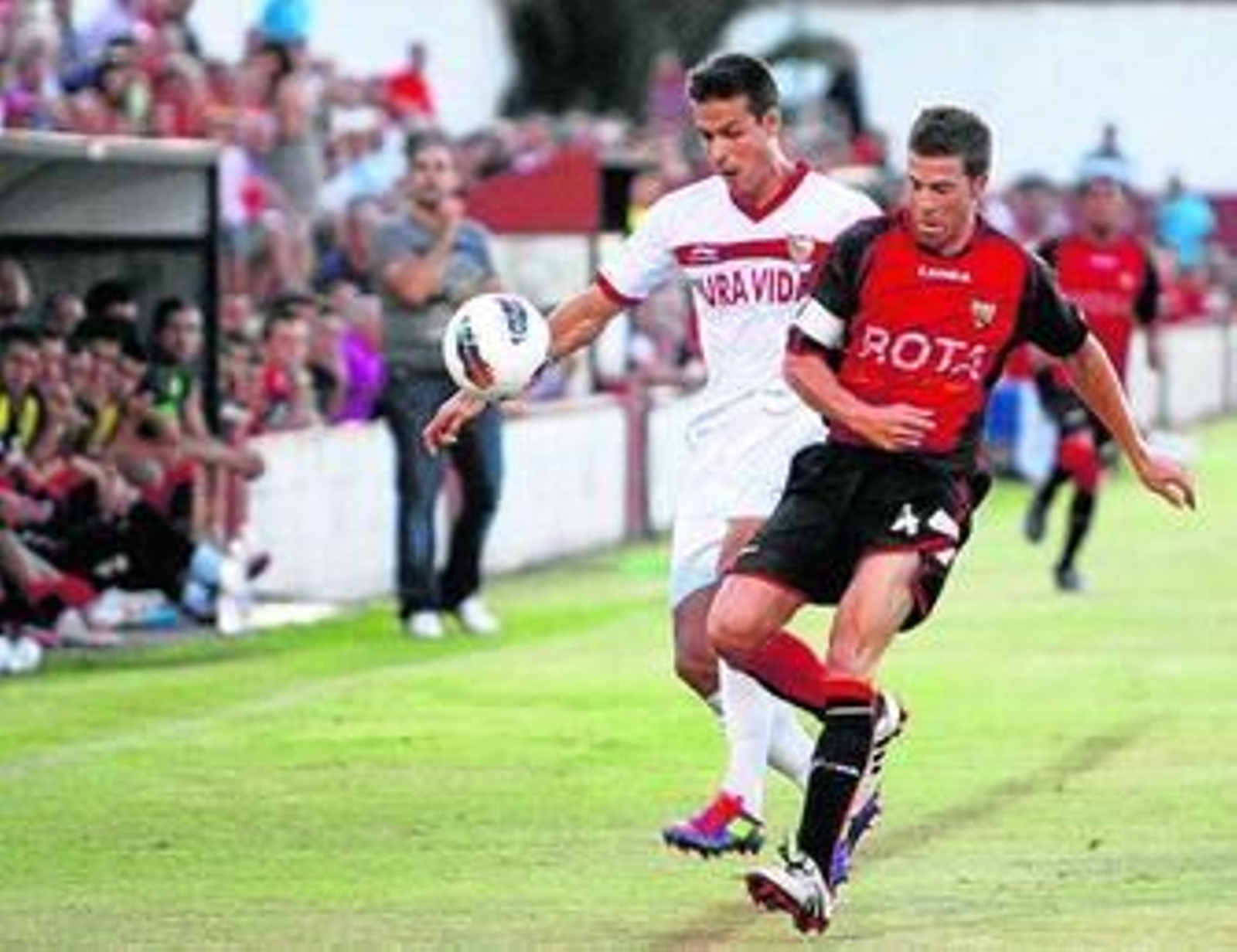 Bernal, capitán de la Roteña, trata de impedir el avance de Manu del Moral.