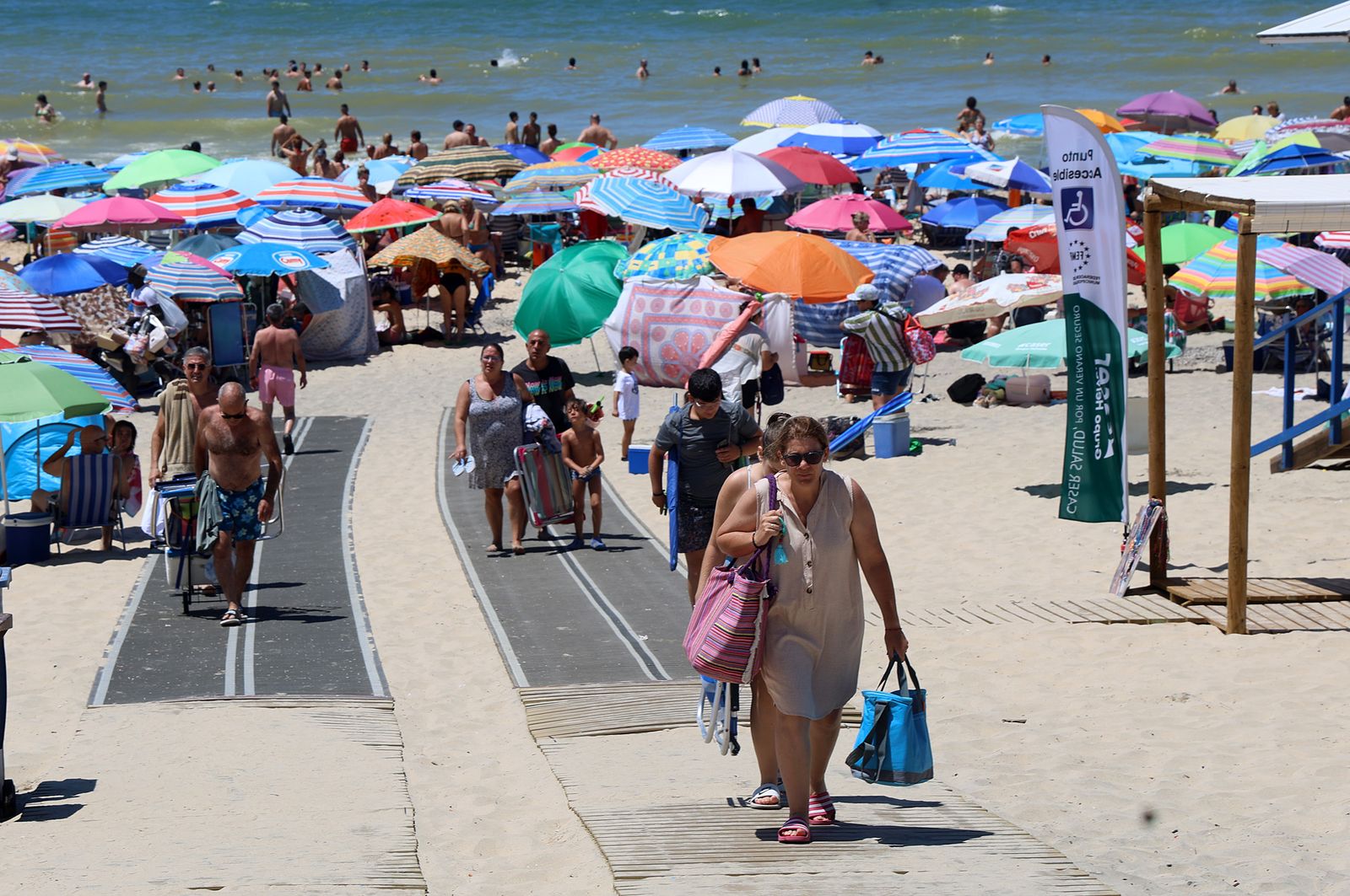 Imágenes de una mañana de calor y playa en Matalascañas