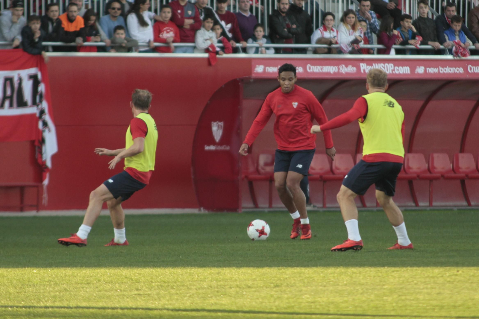 Muriel encara a Krohn-Dehli y Geis durante el partididllo.