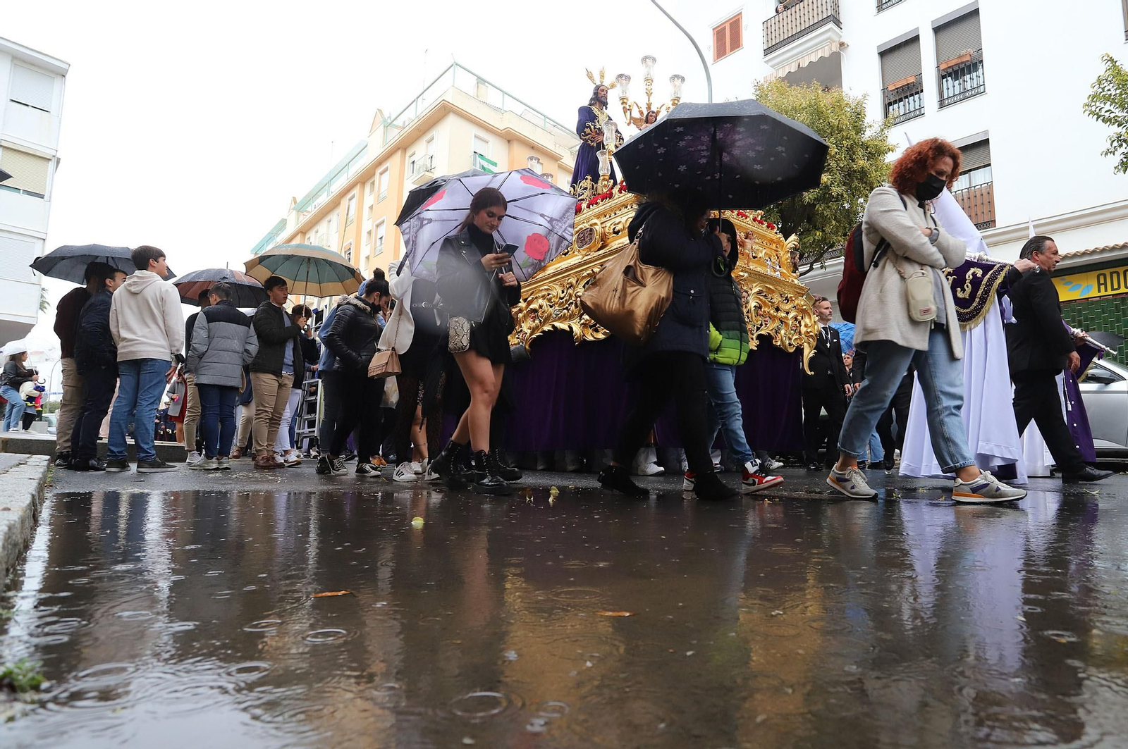 Imágenes de la procesión del Cautivo  bajo la lluvia en Huelva