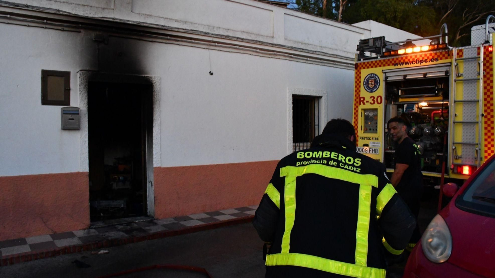 Los bomberos, en la vivienda afectada por un incendio en San Enrique de Guadiaro.