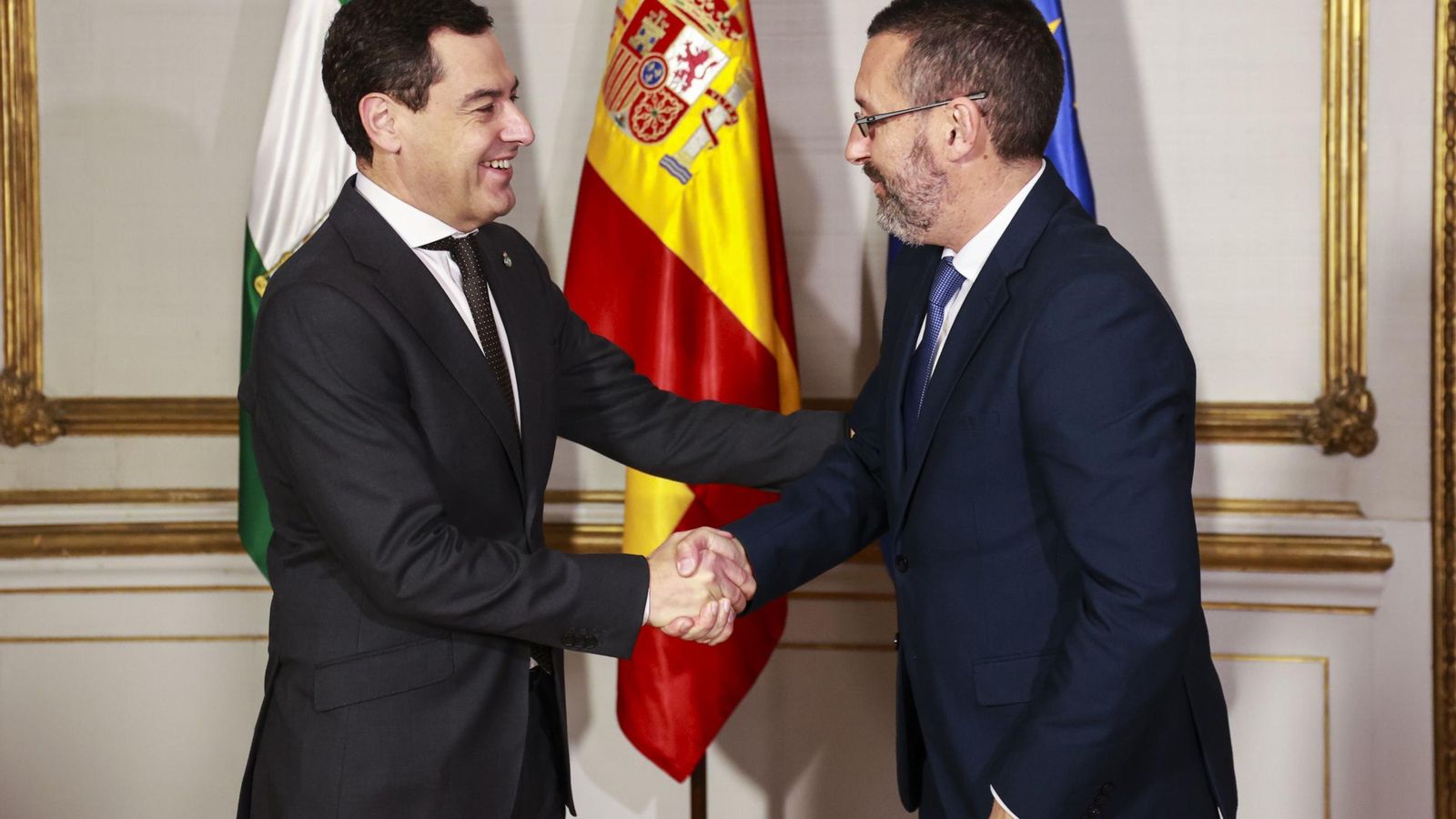 Juanma Moreno y Juan Franco se saluda en San Telmo.