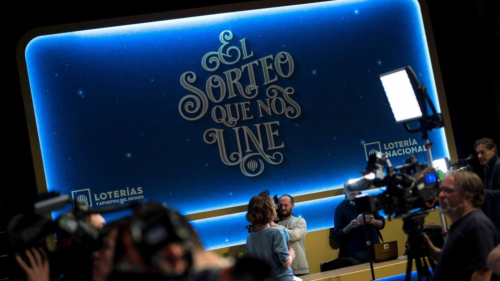 Despliegue de medios en los preparativos en el Teatro Real.