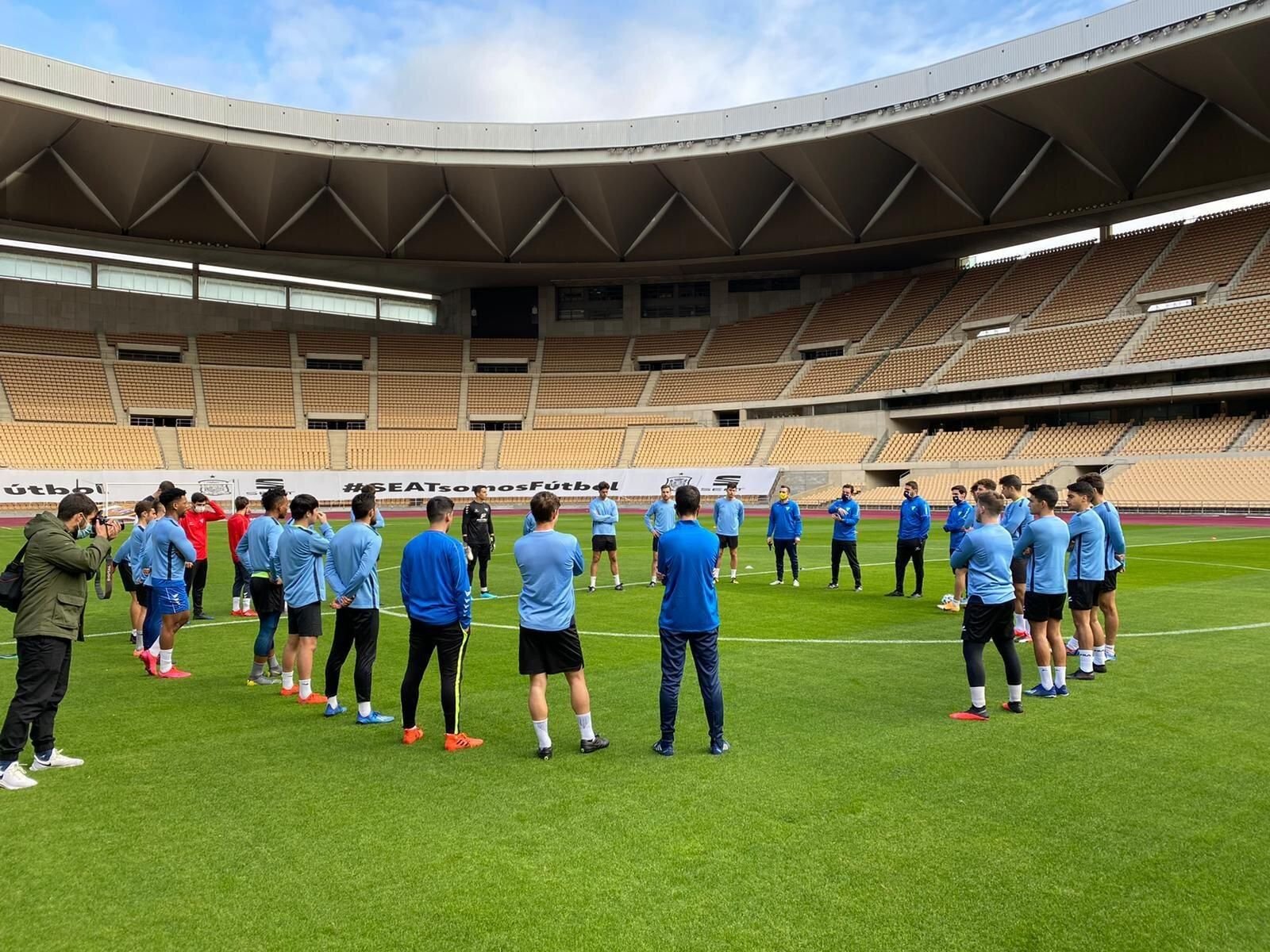 El Tomares se familiariza con el estadio de La Cartuja