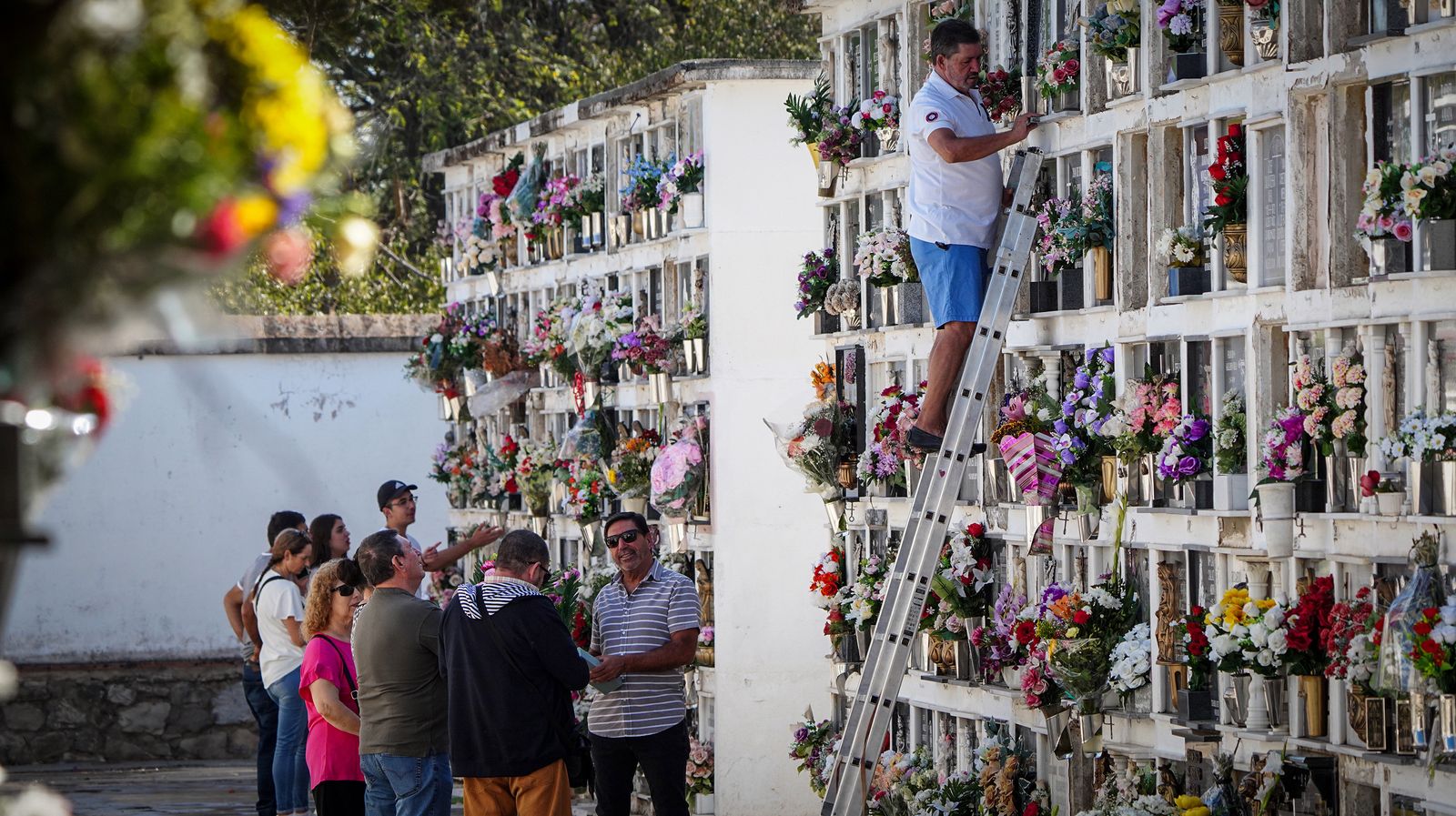 Día de recuerdo y emociones en el cementerio de Jerez