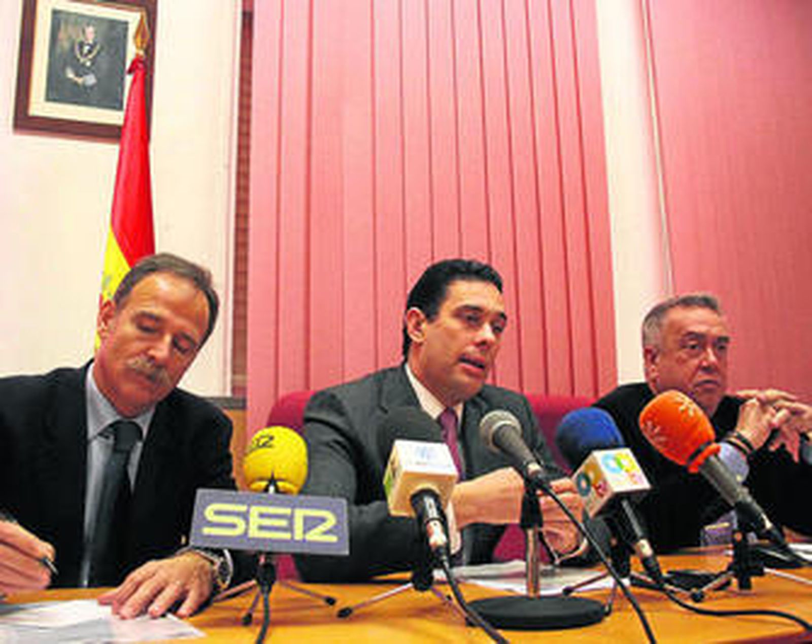 De la Encina, Madroñal y Carracao, durante la comparecencia de ayer en el Palacio de Justicia.