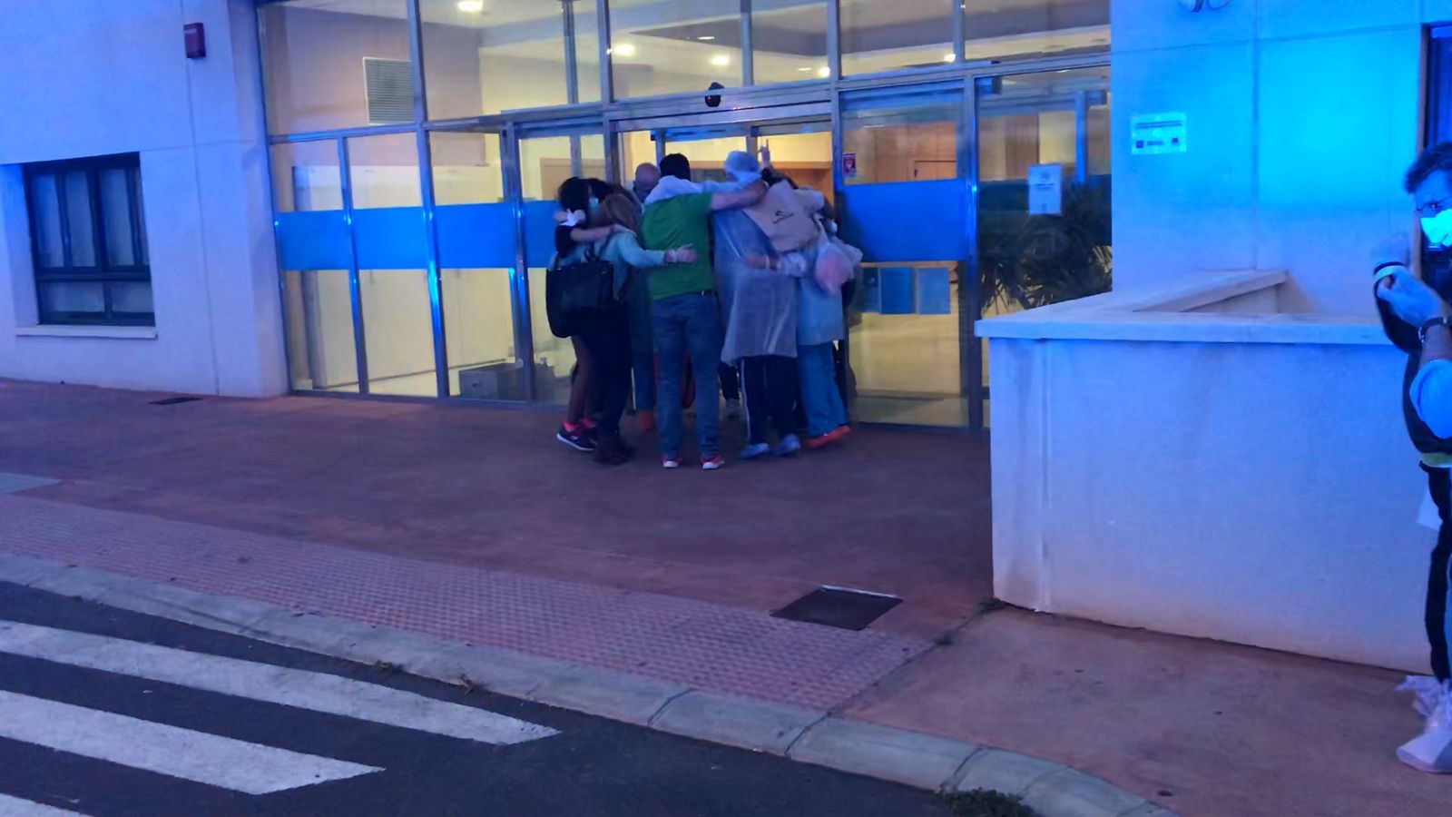 Salida tras confinamiento de 45 días de trabajadores de FAAM en imágenes