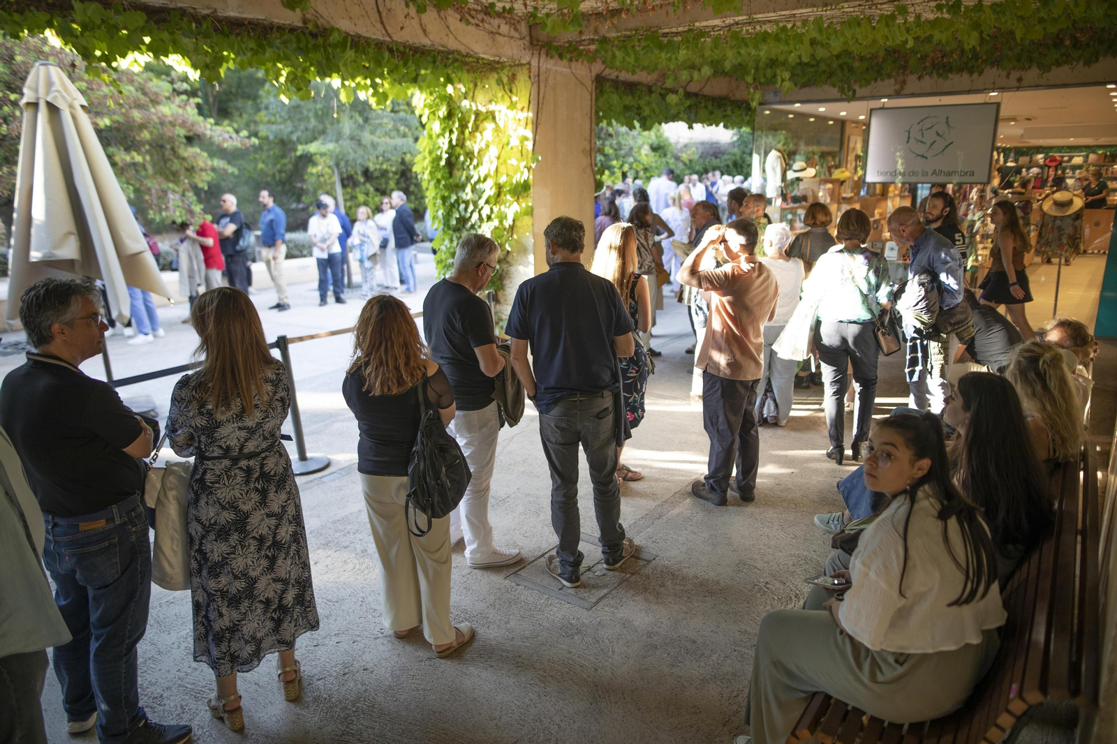 Ambiente festivo antes del concierto de Bob Dylan en Granada, en imágenes
