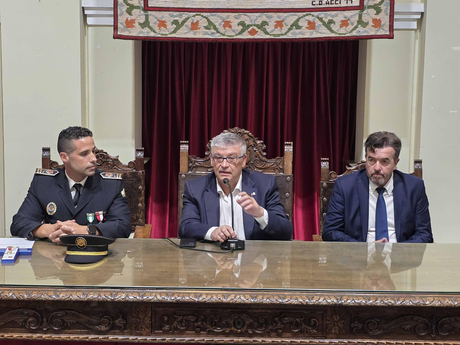 Fotos: La Policía Local de Guadix celebra la festividad de su patrón y reconoce a los agentes jubilados