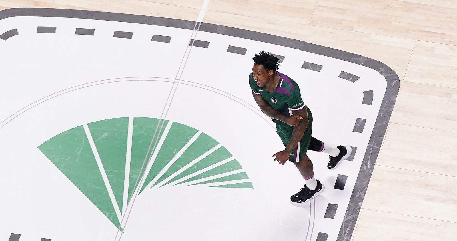 Deon Thompson celebra una canasta con el Unicaja.