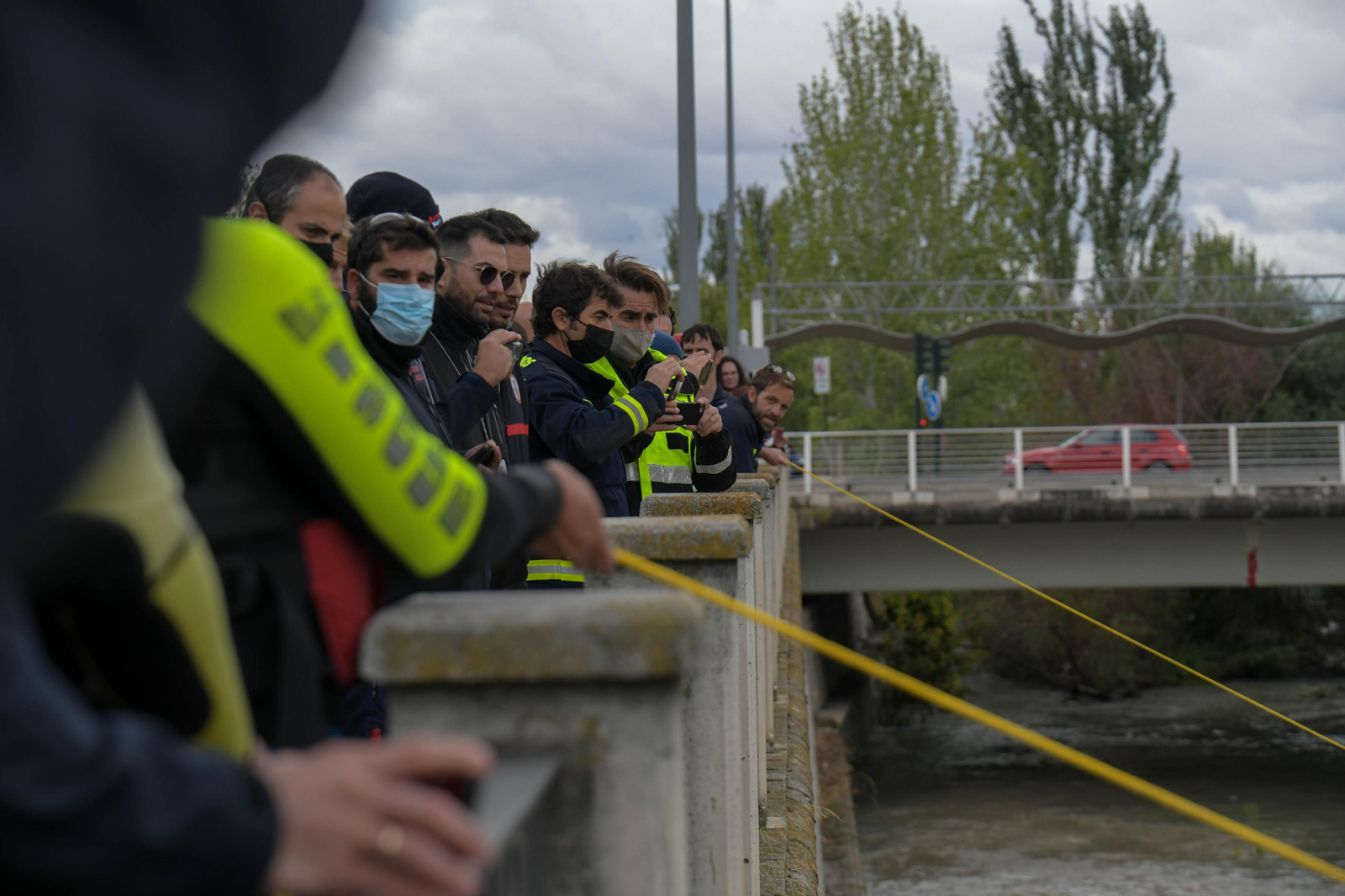 Fotos: Las mejores imágenes del simulacro de rescate de un coche accidentado en el río Genil de Granada