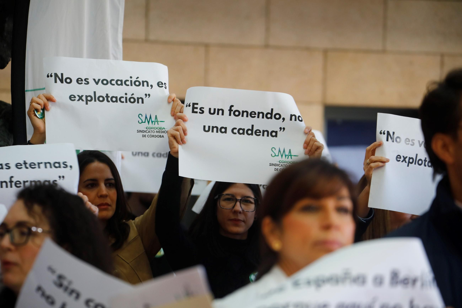 La concentración por la huelga de médicos en Córdoba contra el Estatuto Marco, en imágenes
