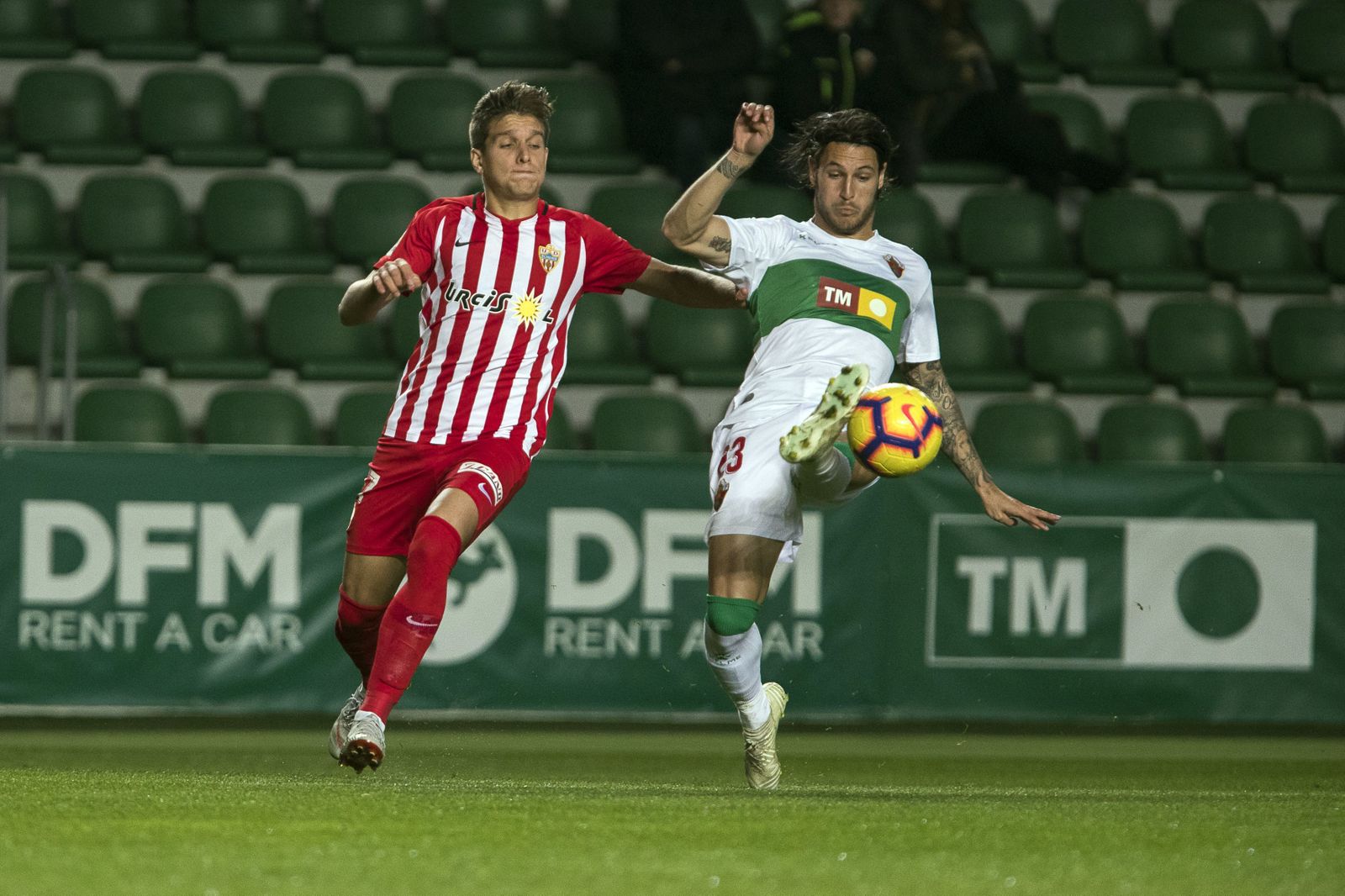 Corpas pugna un balón con el lateral zurdo Juan Cruz