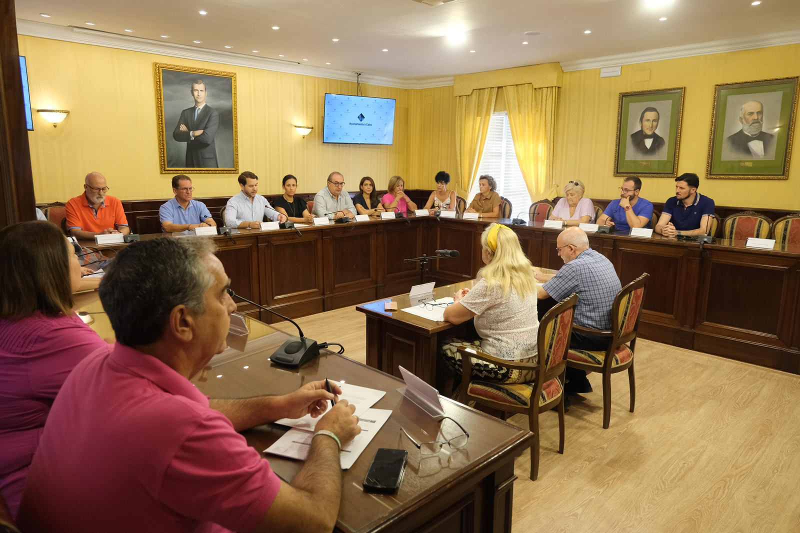 El minuto de silencio en Cabra en honor a Juan Isidoro Muñoz Chacón, en imágenes