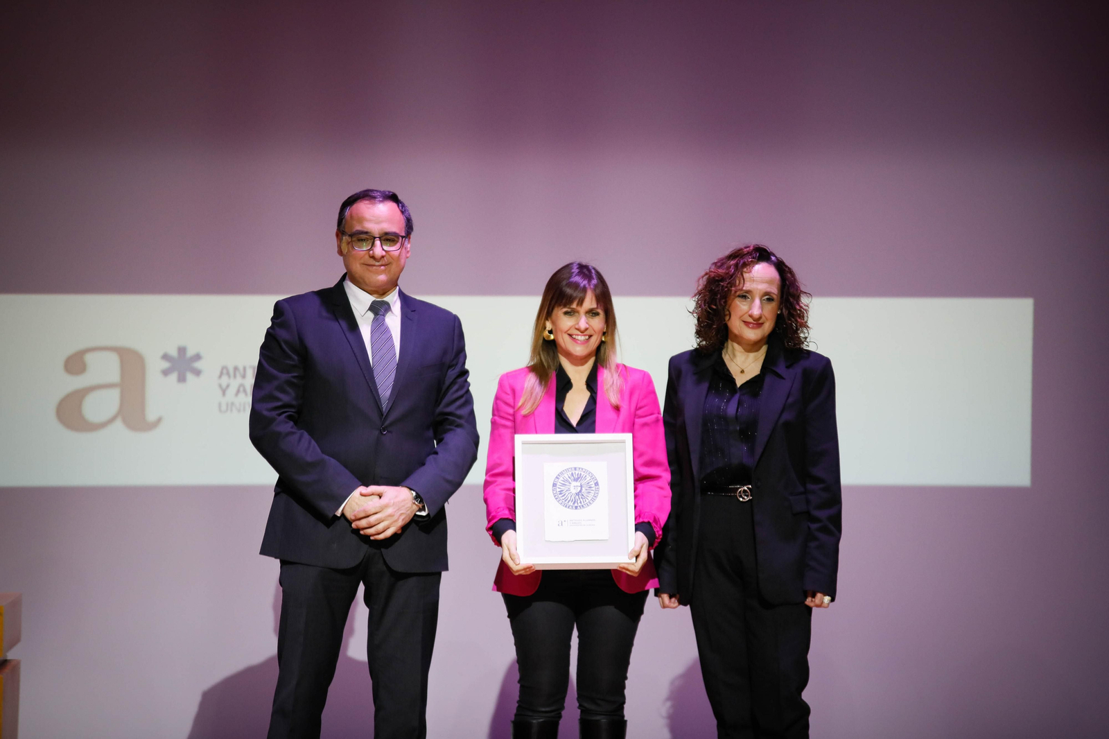 Imágenes del acto de reconocimiento a antiguos alumnos y amigos de honor en la UAL