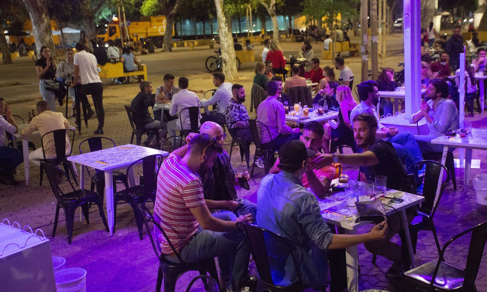 Bares de la Alameda de Hércules en Sevilla abarrotados la noche del fin del estado de alarma
