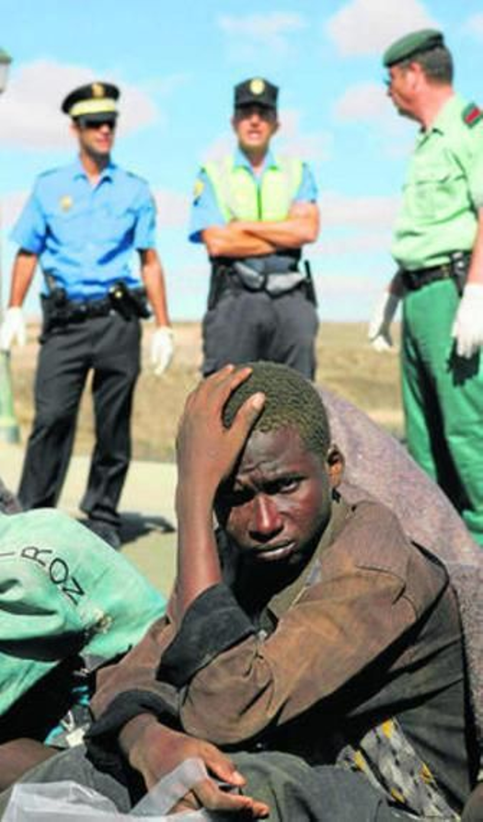 Un inmigrante tras ser rescatado en el Estrecho.