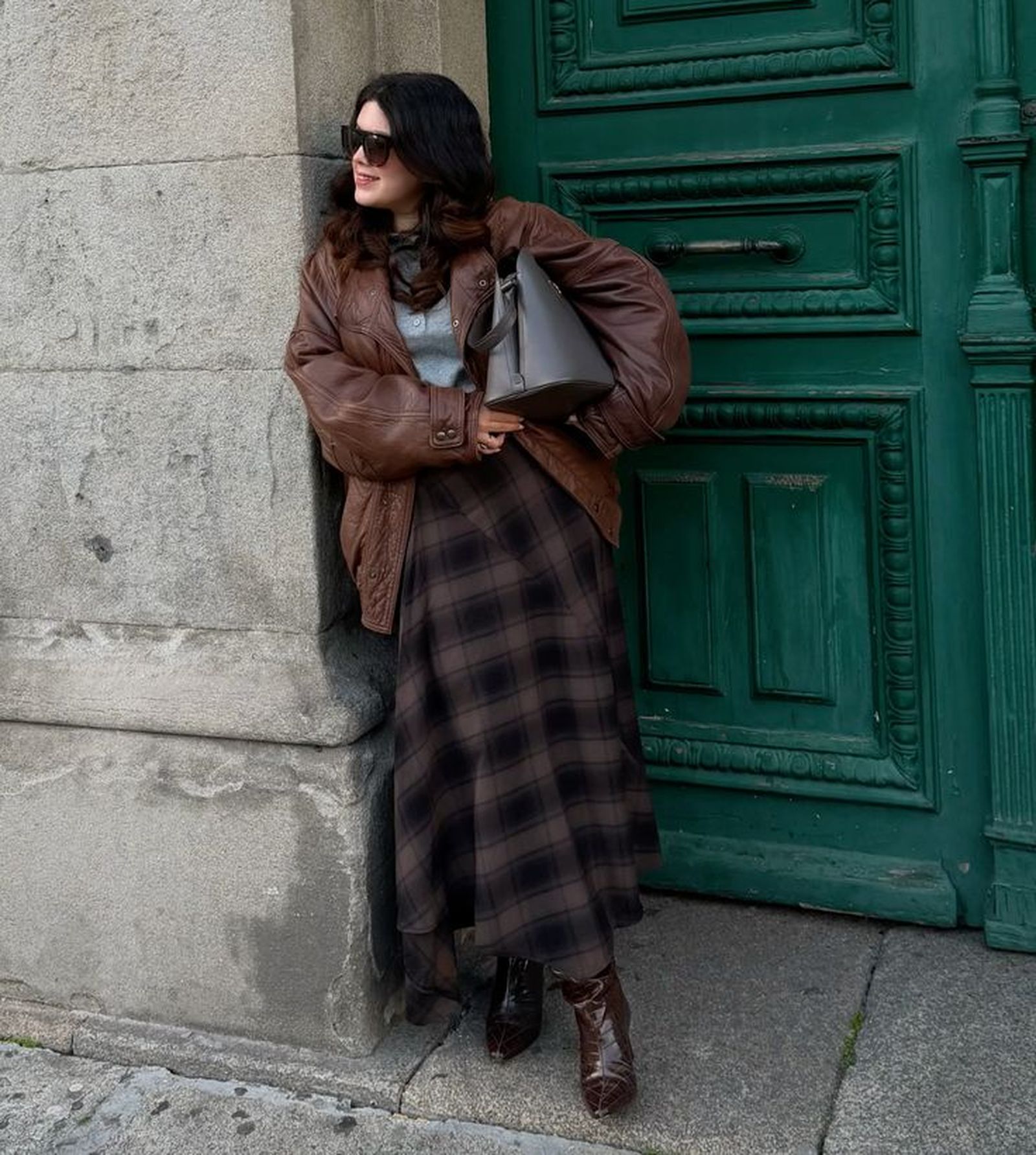 Las faldas estampadas vuelven a ser tendencia este otoño y puedes darles un toque más informal con una bómber y una sudadera.