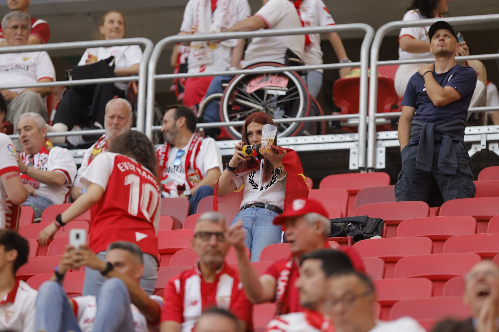 Búscate en las fotos del Sevilla-Roma