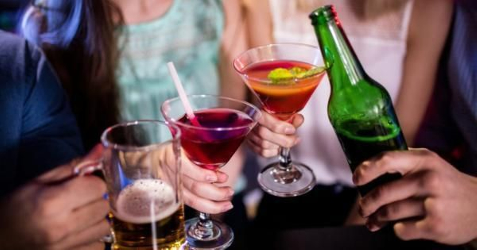 Jóvenes bebiendo alcohol