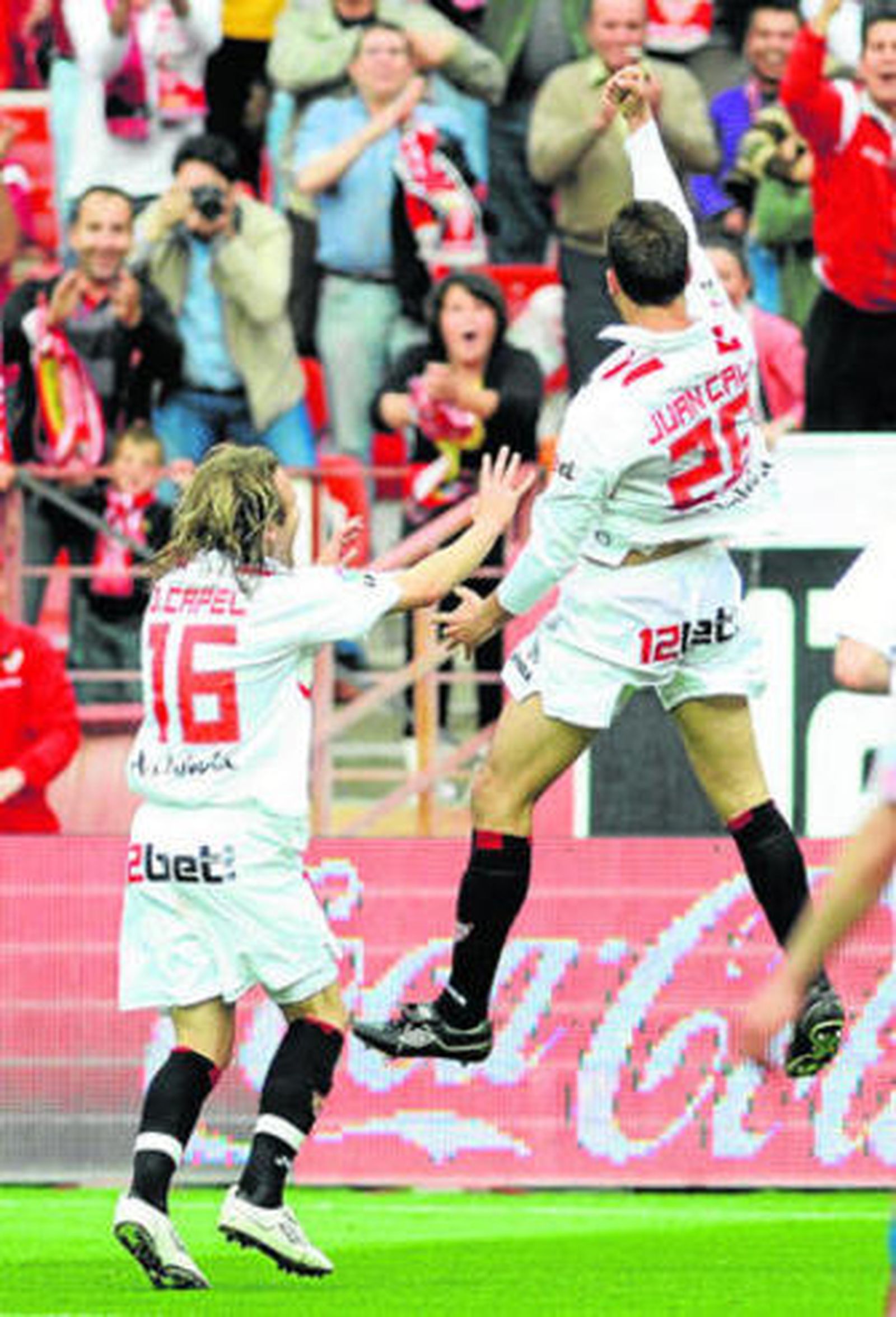 Cala celebra junto a Diego Capel un tanto logrado ante el Sporting de Gijón.