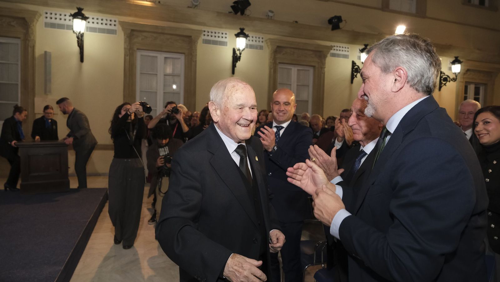 Las fotografías de la entrega del Escudo de Oro de la Provincia al Doctor Francisco Ortega Viñolo