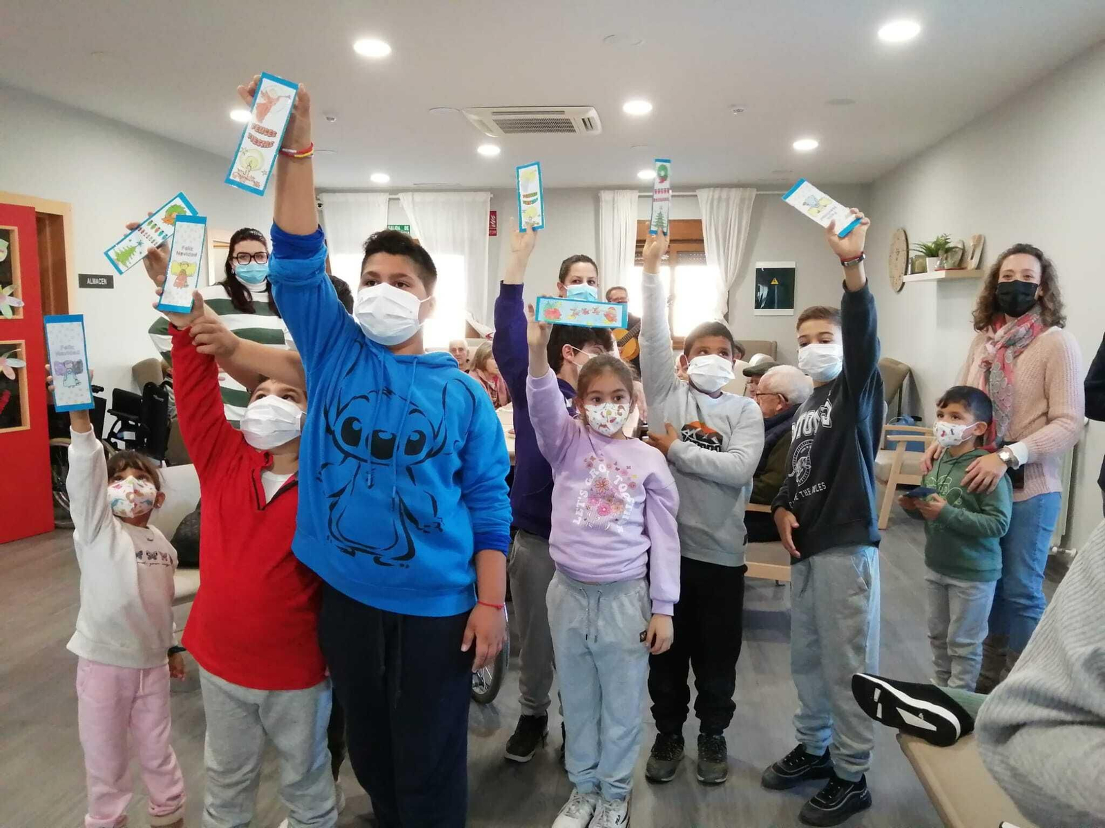 Escolares llenan de villancicos y felicitaciones navideñas las residencias de mayores