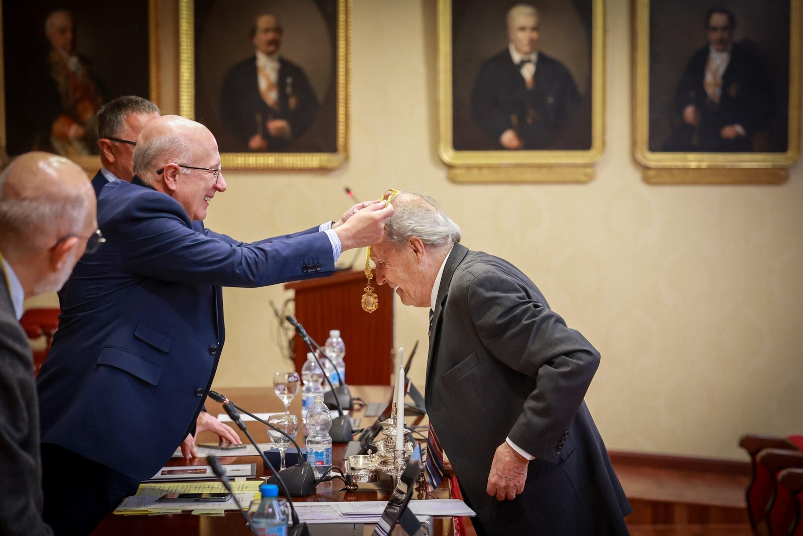 José Antonio Girón impone la medalla de académico correspondiente de mérito al doctor Carlos Pera Madrazo.