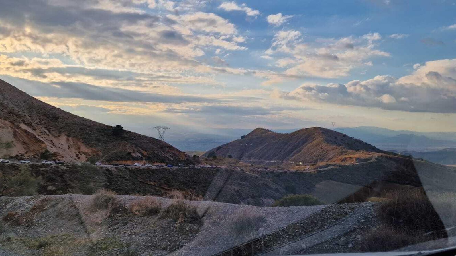 Atasco kilométrico en la carretera del Purche  por el desprendimiento en Sierra Nevada